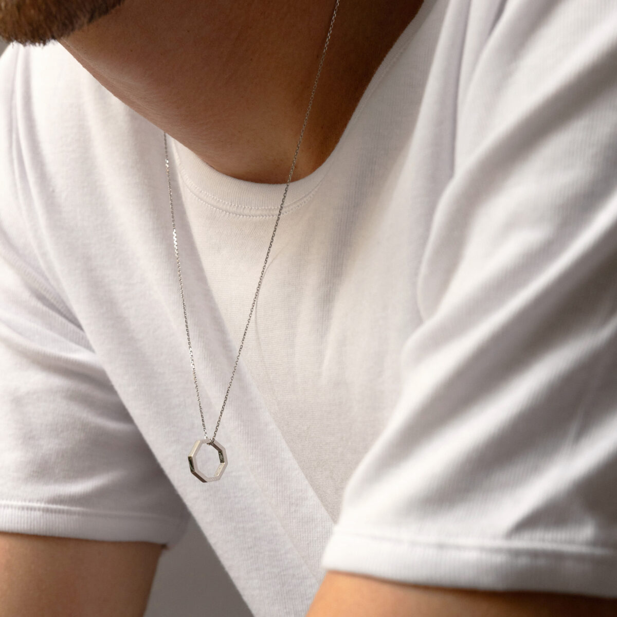 pendentif-homme-t-shirt