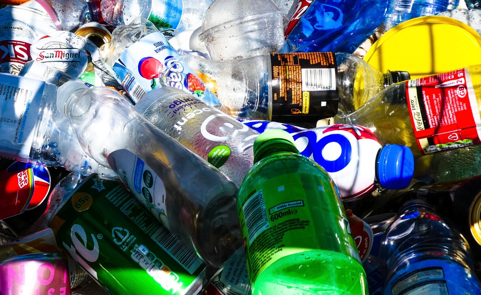 gros-plan-bouteilles-en-plastique
