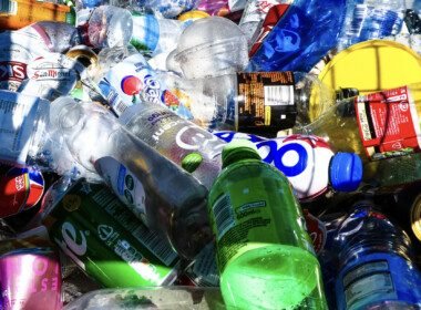 gros-plan-bouteilles-en-plastique