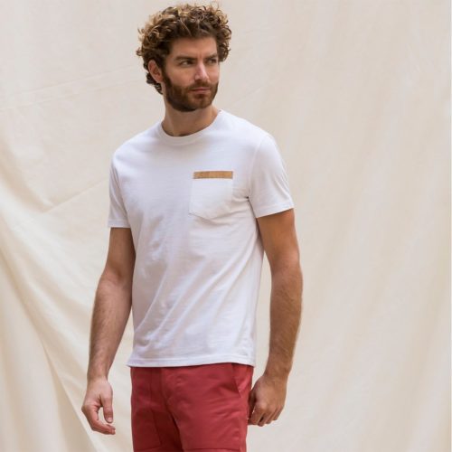 homme-t-shirt-blanc-pantalon-rouge