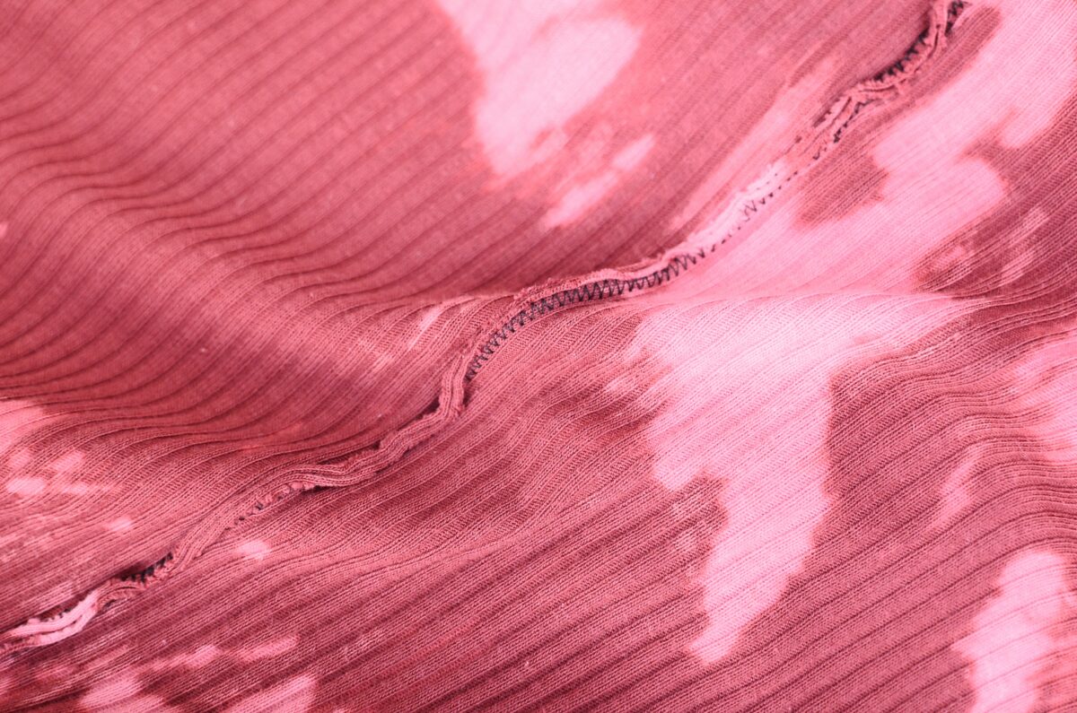 rose-couture-tissu-rayuures-ombres-lumière-plis-vêtement