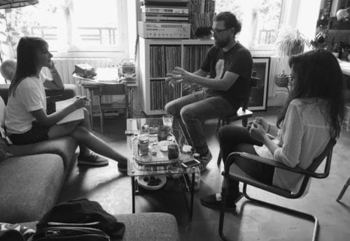 noir-blanc-conversation-trois-personnes
