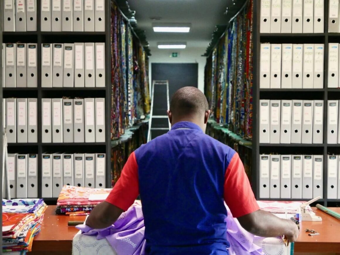 homme-de-dos-textiles