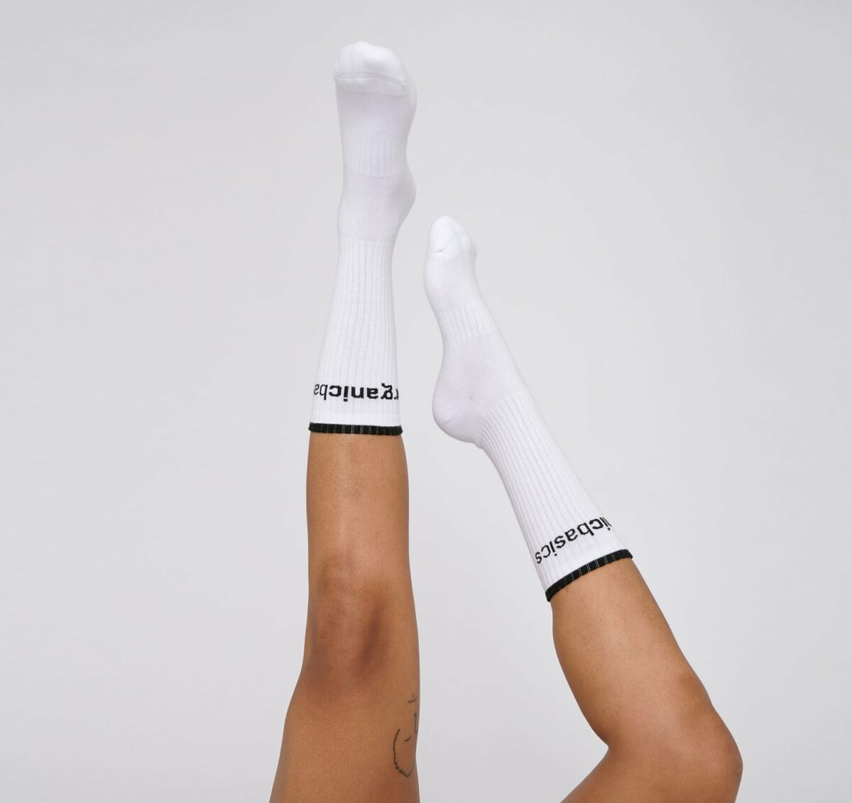 paire-chaussettes-blanches-jambes