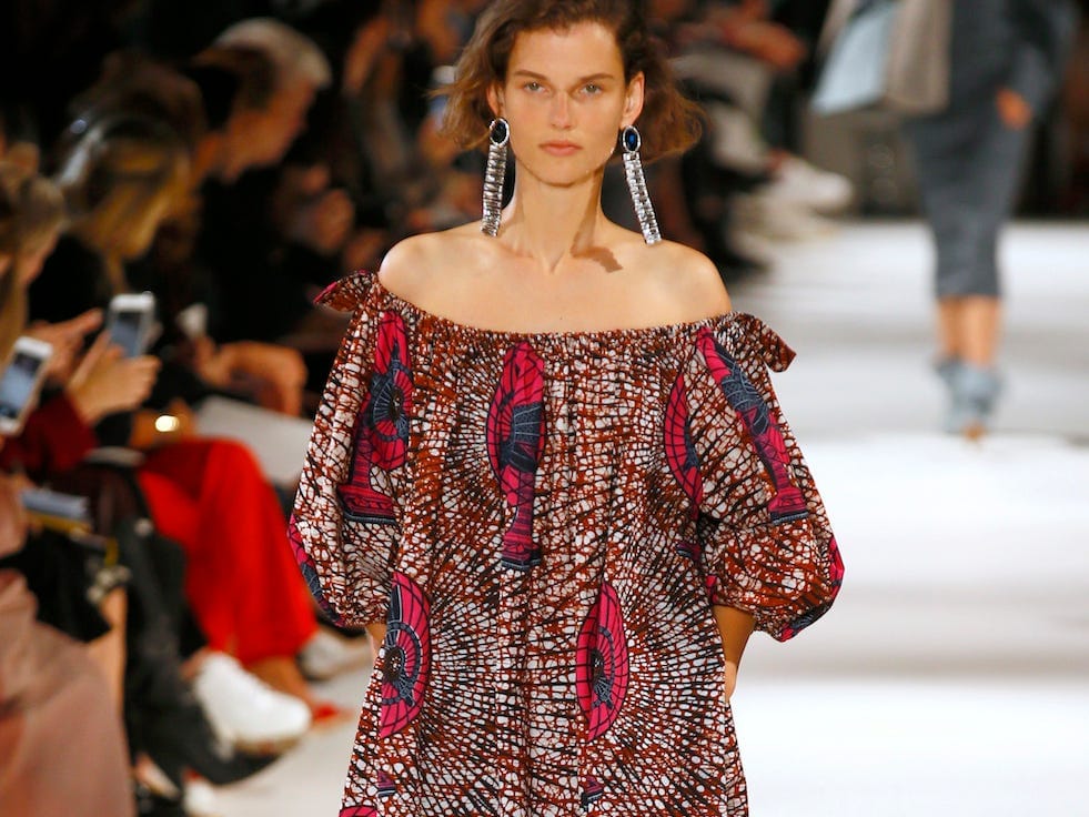 stelle-mc-cartney-appropriation-culturelle-defile-batiks