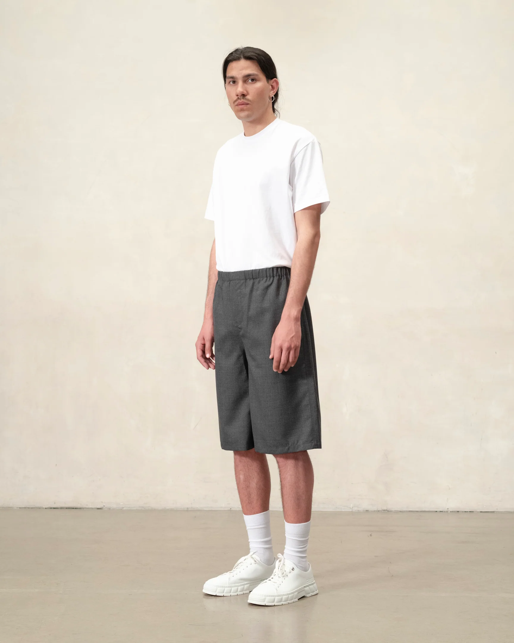 homme-t-shit-blanc-short-gris