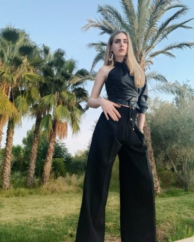 femme-trans-dehors-palmier