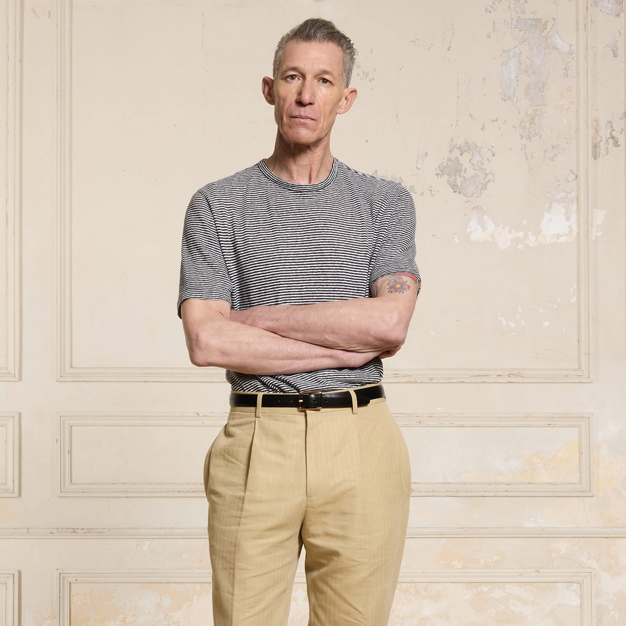 homme-mariniere-pantalon-beige 