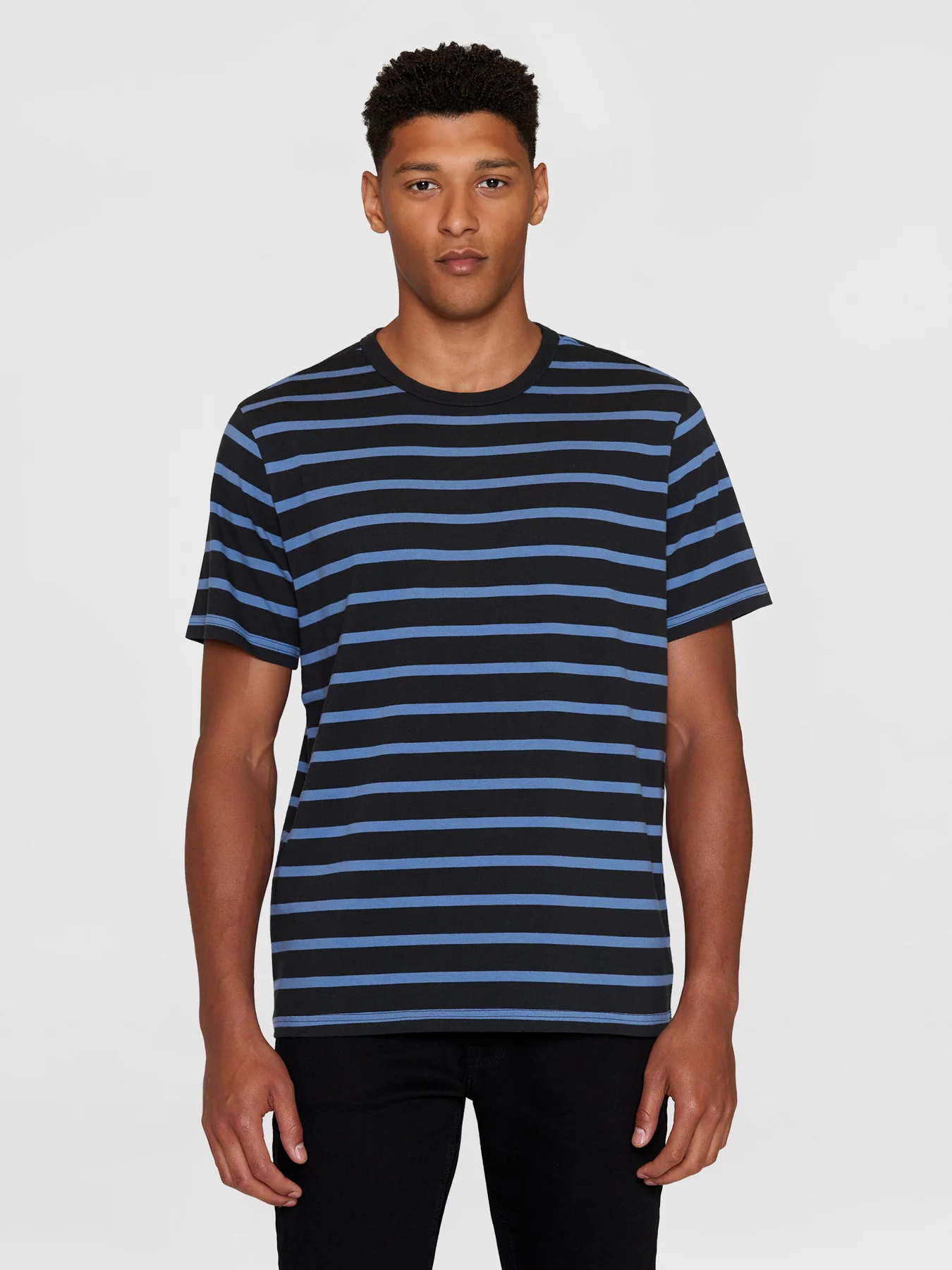 homme-mariniere-bleue