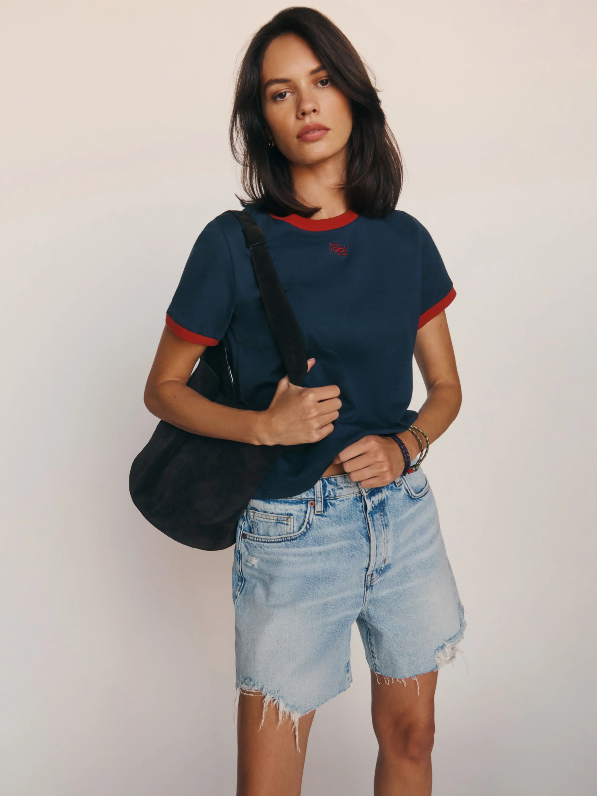femme-t-shirt-bleu-short-jean