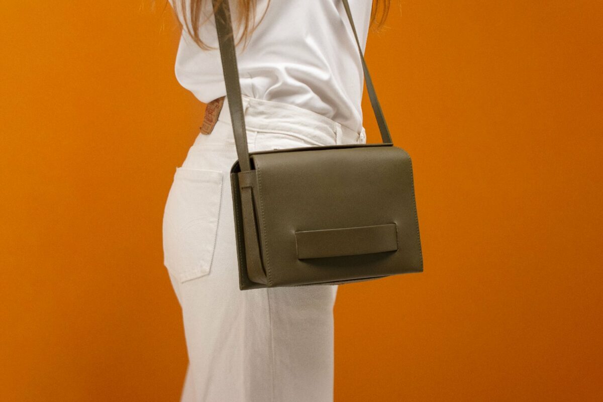 femme-blanc-sac-vert-bandoulière