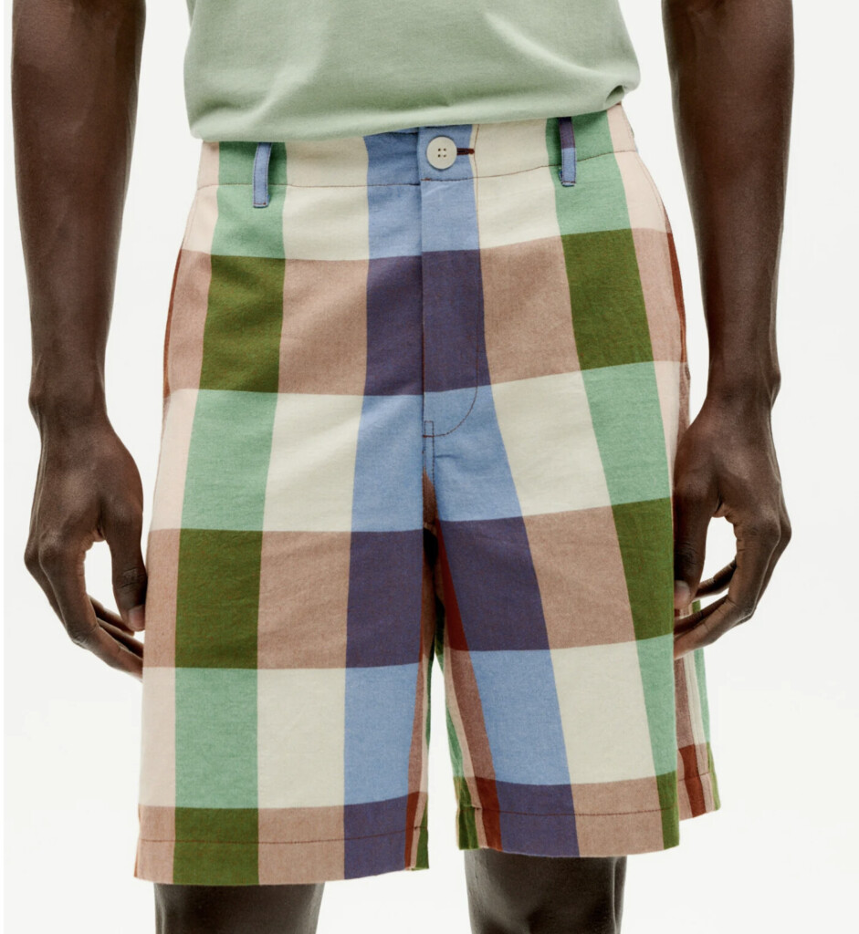 Zoom sur un short à carreaux colorés de la marque Tinking Mu