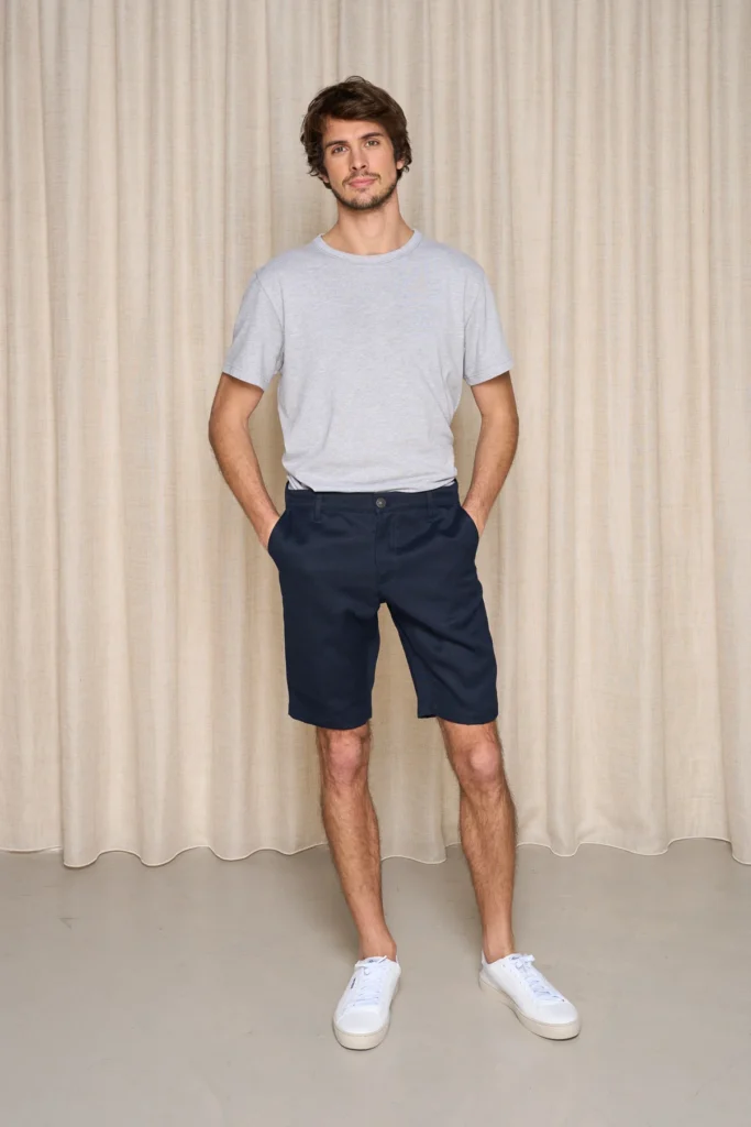 Short bleu marine en lin français de la marque Le Gaulois, porté par un mannequin debout les mains dans les poches
