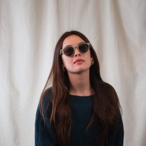 Mannequin portant une paire de lunettes de soleil brune
