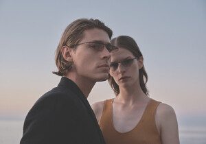 2 mannequins portants une paire de soleil aux verres roses