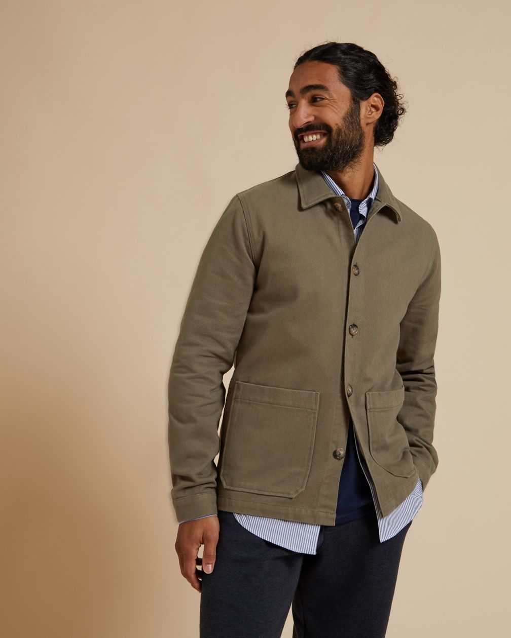 homme-veste-kaki-travail-panatalon-noir