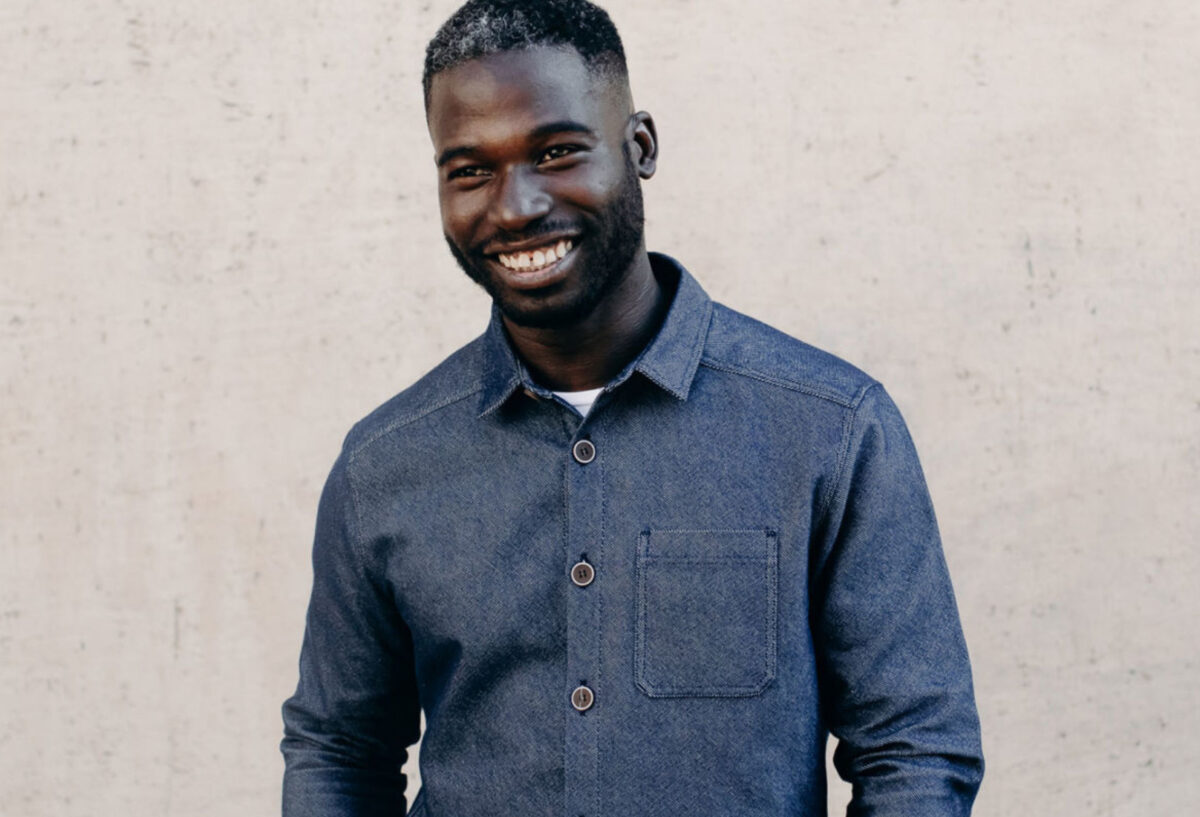 homme-sourire-chemise