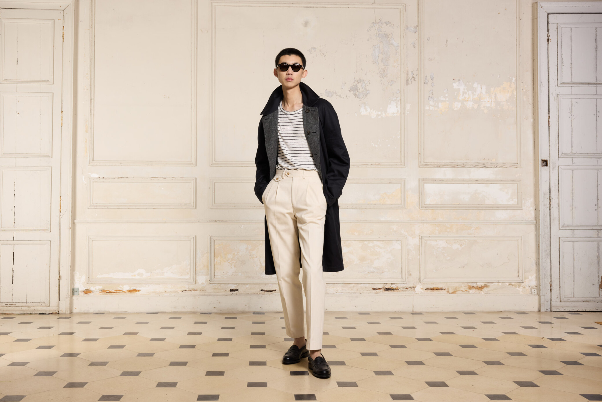 homme-pantalon-blanc-et-lunettes-de-soleil