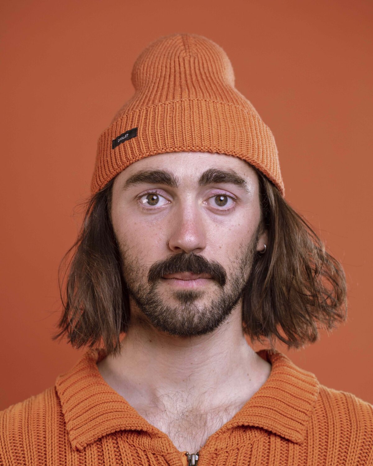 homme-bonnet-orange