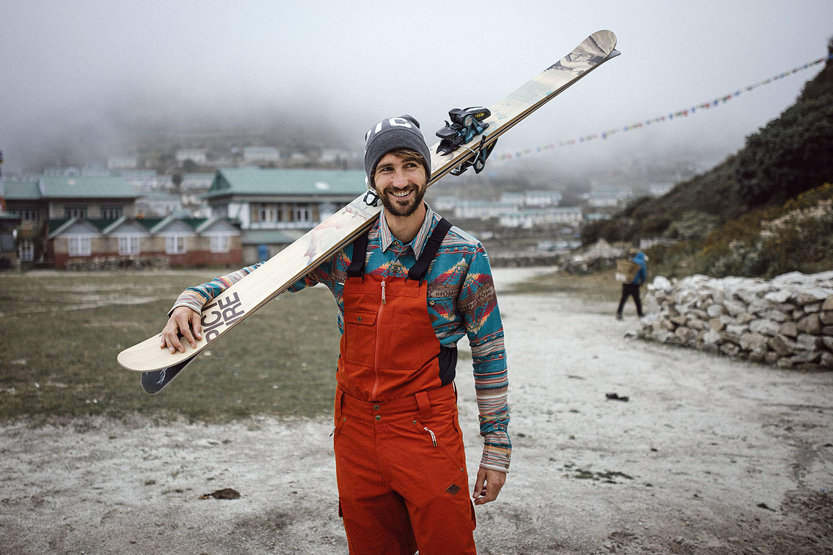 homme-ski-bonnet-salopette-rouge