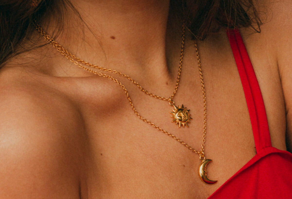 femme-decollete-rouge-collier-dore