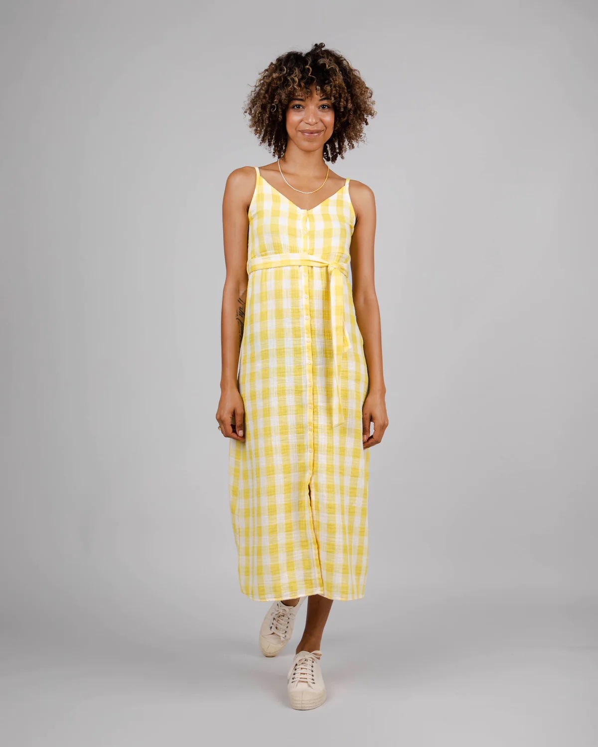femme-robe-jaune-carreaux