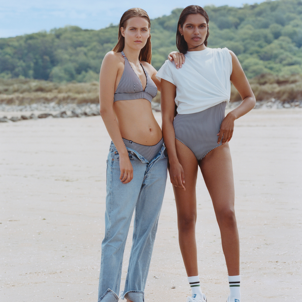 deux-femmes-maillots-rayure-bleu-plage