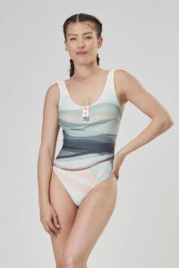 femme-maillot-une-pièce-multicolor