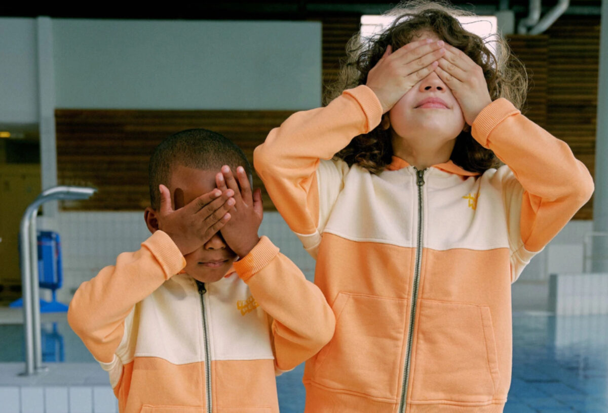 deux-enfants-cachent-yeux-sweat-zippé-orange