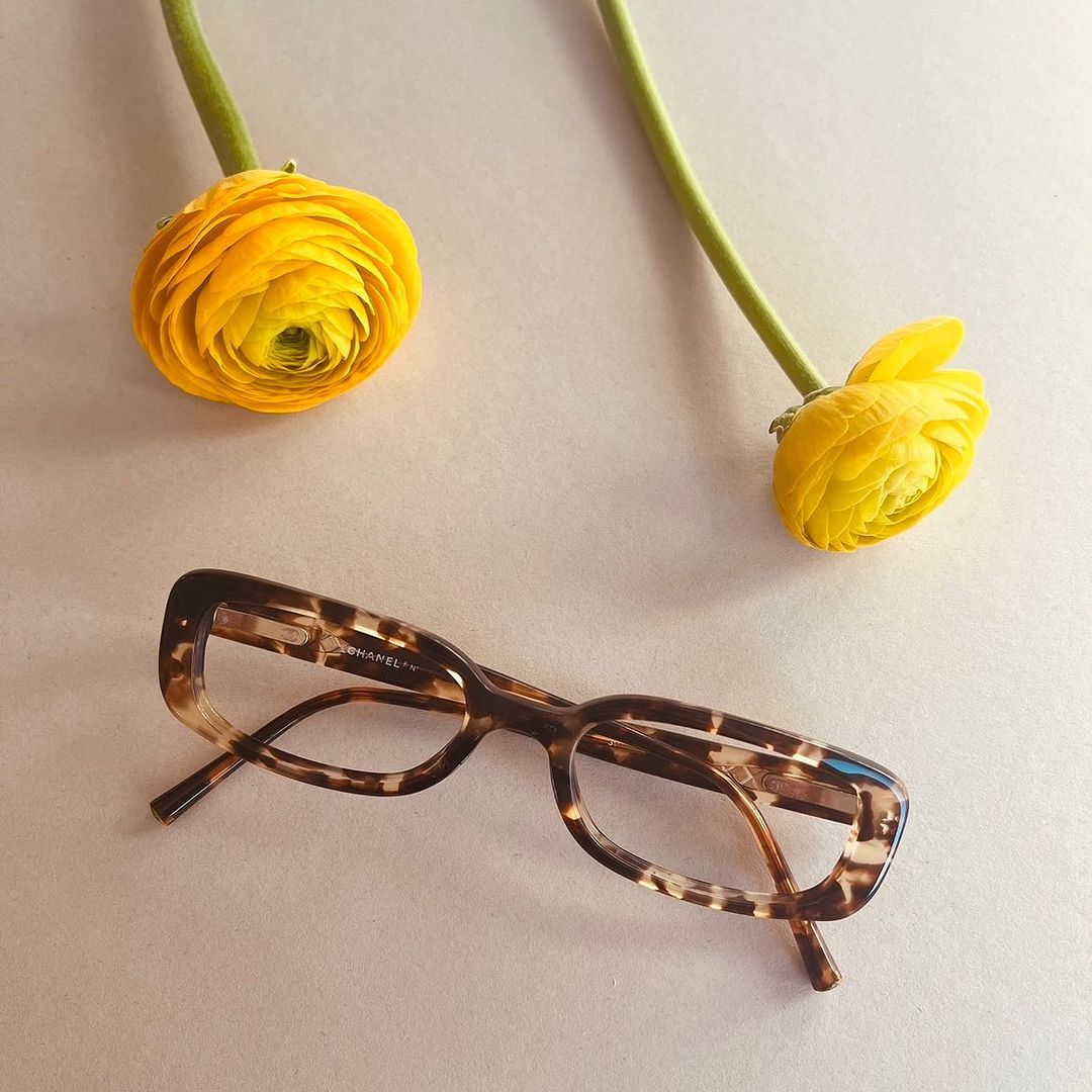 lunettes-écaille-tortue-table-blanche-fleurs-jaunes