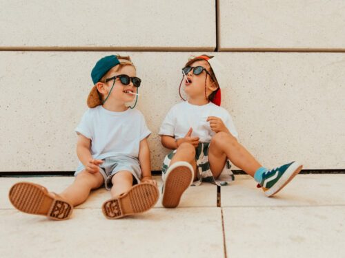 deux-enfants-assis-casquette