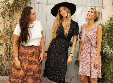 trois-femmes-sourire-porte-batiment
