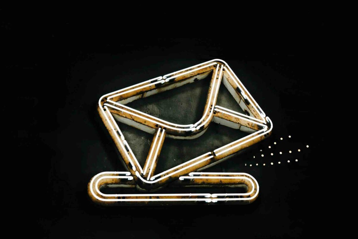 fond-noir-email-neon-jaune