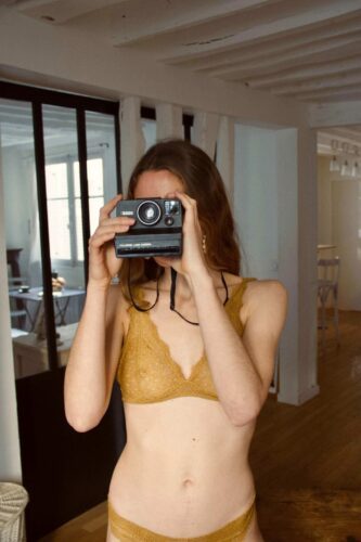 femme-prend-photo-porte-lingerie