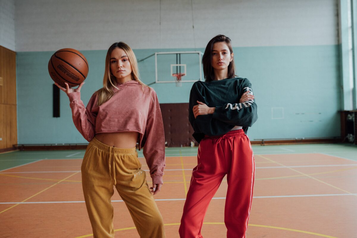 deux-femmes-sur-terrain-basket-ball