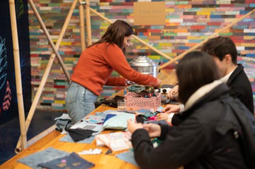 femme-atelier-couture-mur-coloré