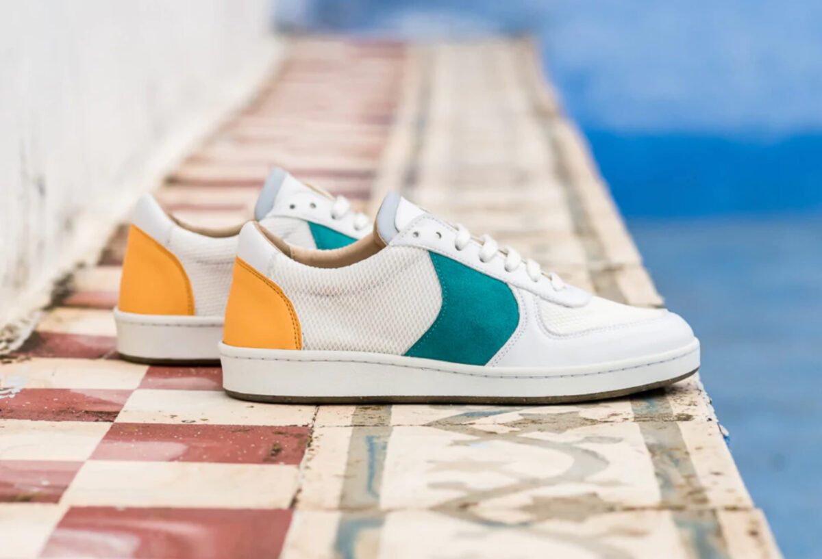 baskets-blanches-jaunes-bleu-piscine