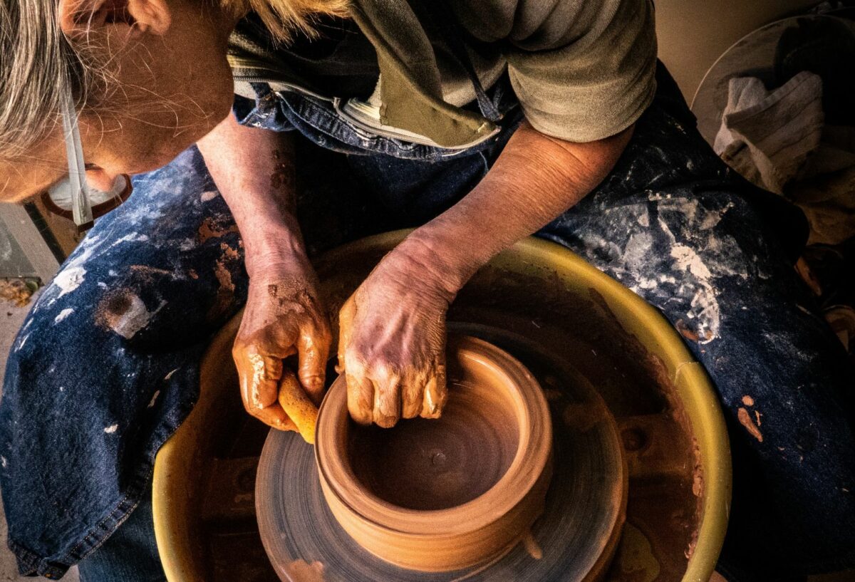 Femme faisant poterie artisanat formation