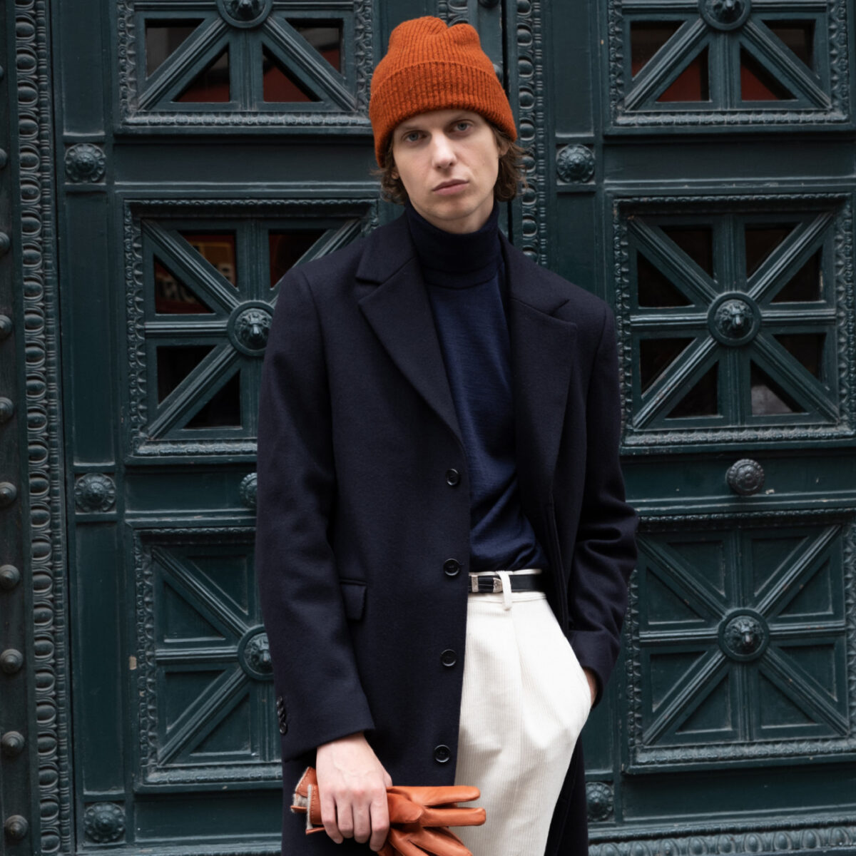 homme-porte-cochere-bonnet-rouille