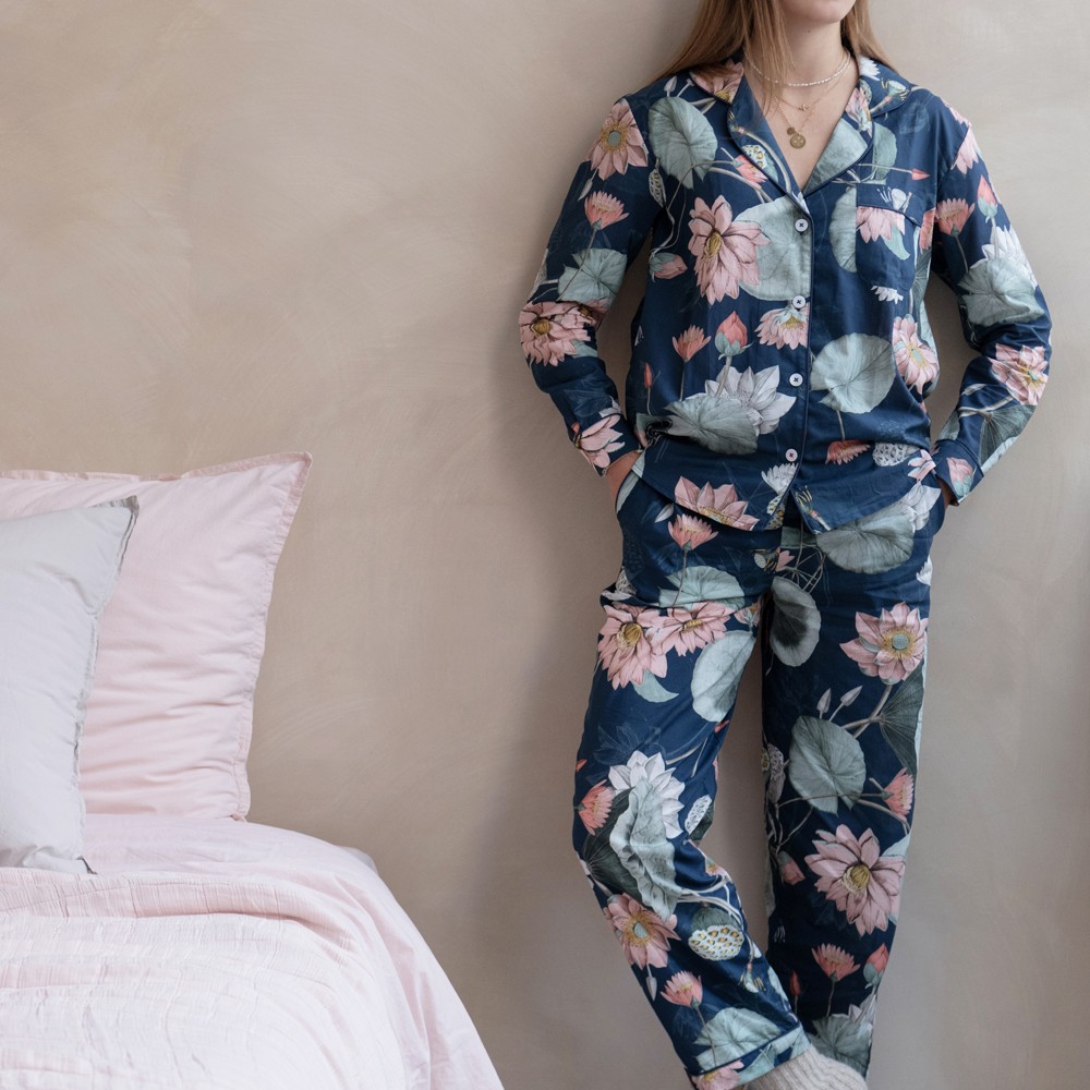 femme-en-pyjama-à-fleur