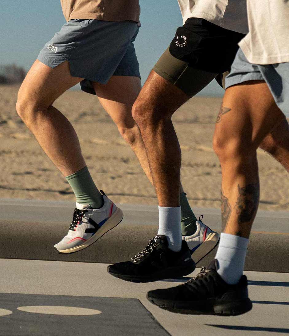 trois-hommes-courent-basket-running