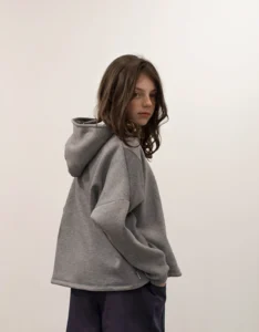 mannequin portant un sweat gris