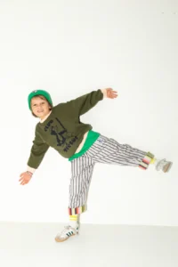Enfant portant une tenue entièrement upcyclée