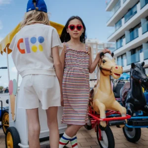 enfants portant une robe à rayures et un t-shirt aux motifs colorés