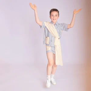 enfant portant un ensemble à rayures 