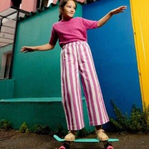 enfant portant un ensemble rose