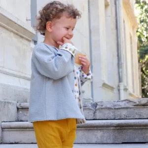 enfant portant une chemise bleu ciel