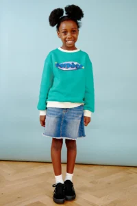 enfant porté un sweat turquoise