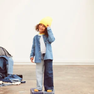 Enfant portant un jean bicolore