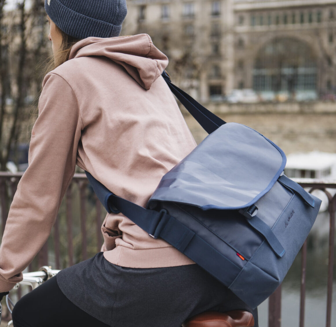 femme-velo-pont-paris-saccoche-bleue